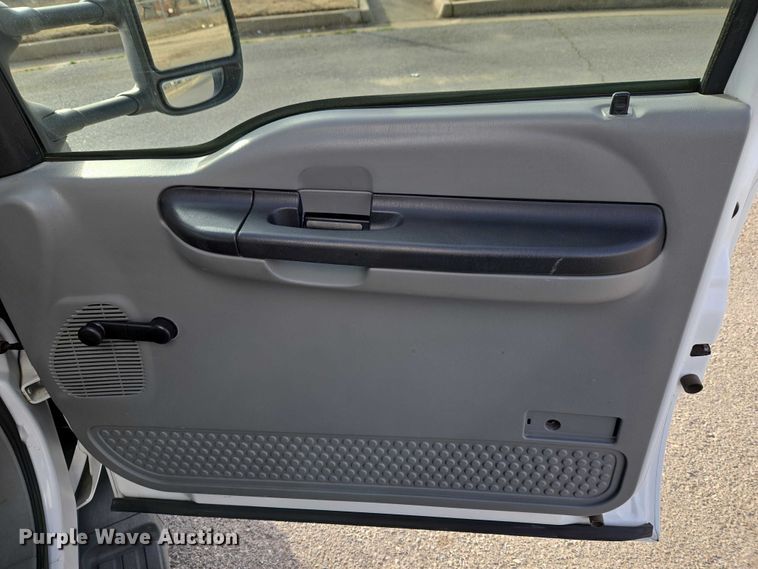 image for item ET1381 2007 Ford F450 box truck