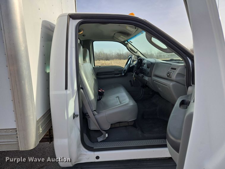 image for item ET1381 2007 Ford F450 box truck