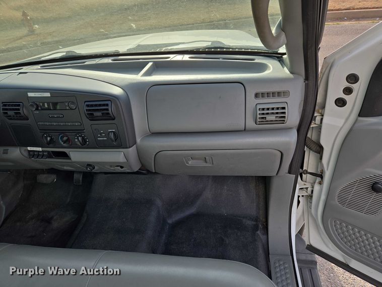 image for item ET1381 2007 Ford F450 box truck