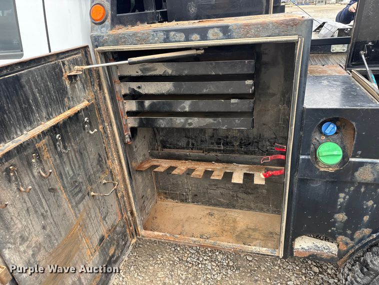 image for item ET1551 2015 Ford F350 Crew Cab flatbed pickup truck