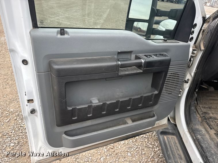 image for item ET1551 2015 Ford F350 Crew Cab flatbed pickup truck