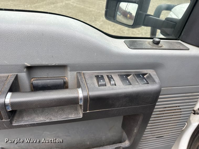 image for item ET1551 2015 Ford F350 Crew Cab flatbed pickup truck