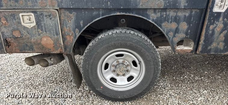 image for item ET1551 2015 Ford F350 Crew Cab flatbed pickup truck