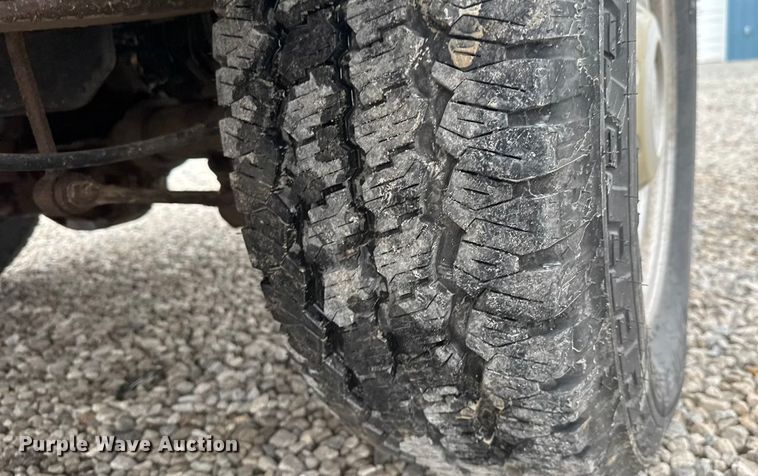 image for item ET1551 2015 Ford F350 Crew Cab flatbed pickup truck