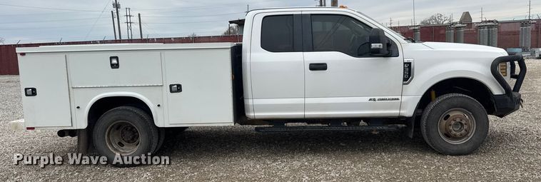 image for item ET1552 2019 Ford F350 Ext. Cab utility bed pickup truck