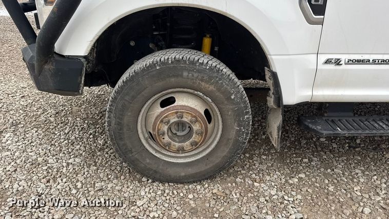 image for item ET1552 2019 Ford F350 Ext. Cab utility bed pickup truck