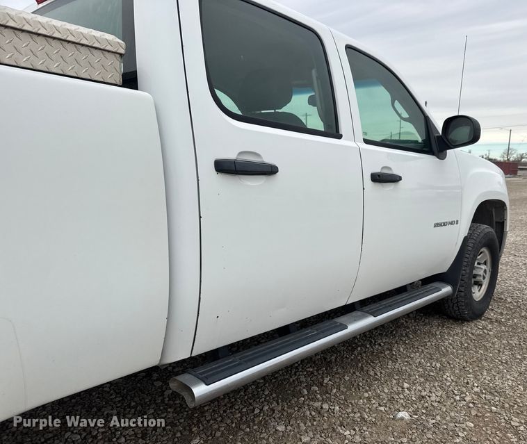 image for item ET1553 2009 GMC Sierra 2500 HD Crew Cab pickup truck