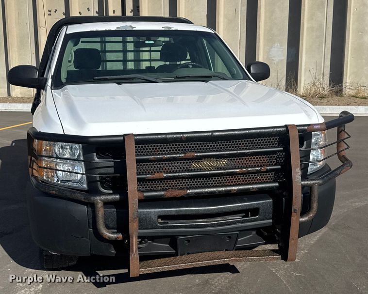 image for item ET1566 2012 Chevrolet Silverado 1500 flatbed pickup truck