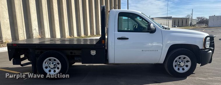 image for item ET1566 2012 Chevrolet Silverado 1500 flatbed pickup truck