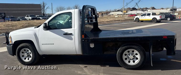 image for item ET1566 2012 Chevrolet Silverado 1500 flatbed pickup truck