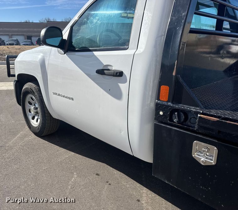 image for item ET1566 2012 Chevrolet Silverado 1500 flatbed pickup truck