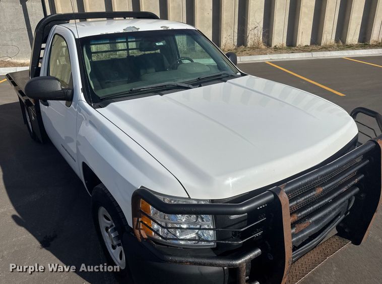 image for item ET1566 2012 Chevrolet Silverado 1500 flatbed pickup truck