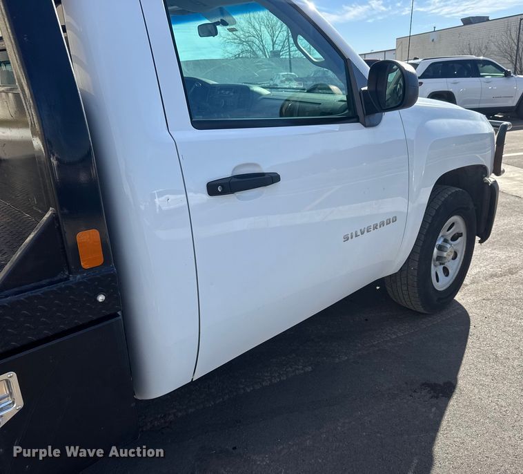 image for item ET1566 2012 Chevrolet Silverado 1500 flatbed pickup truck