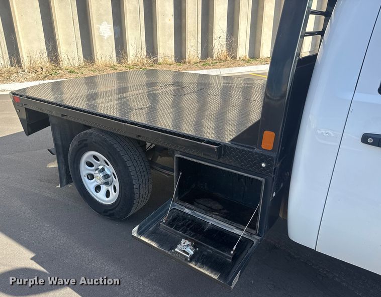 image for item ET1566 2012 Chevrolet Silverado 1500 flatbed pickup truck