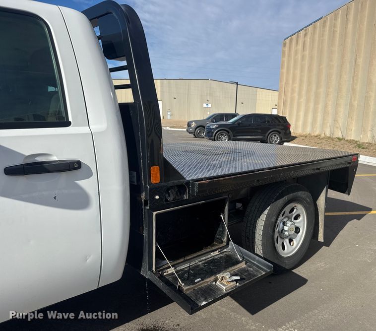 image for item ET1566 2012 Chevrolet Silverado 1500 flatbed pickup truck