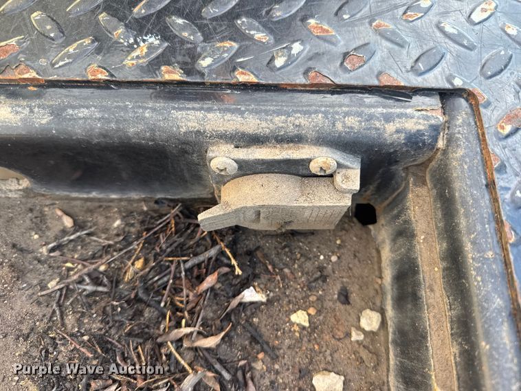 image for item ET1566 2012 Chevrolet Silverado 1500 flatbed pickup truck