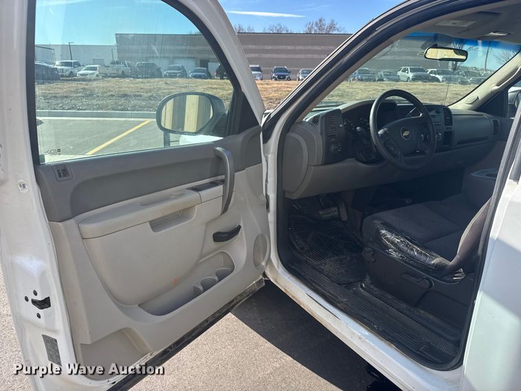 image for item ET1566 2012 Chevrolet Silverado 1500 flatbed pickup truck