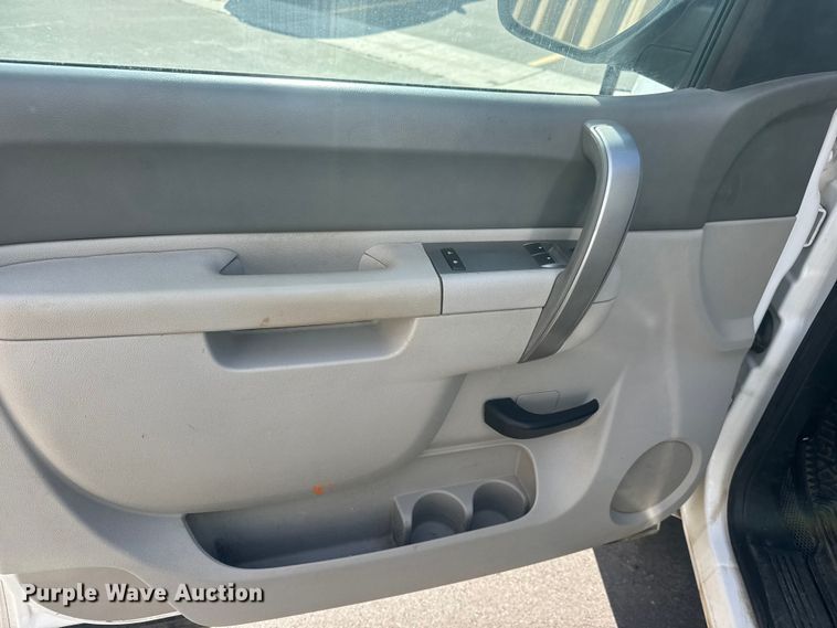 image for item ET1566 2012 Chevrolet Silverado 1500 flatbed pickup truck