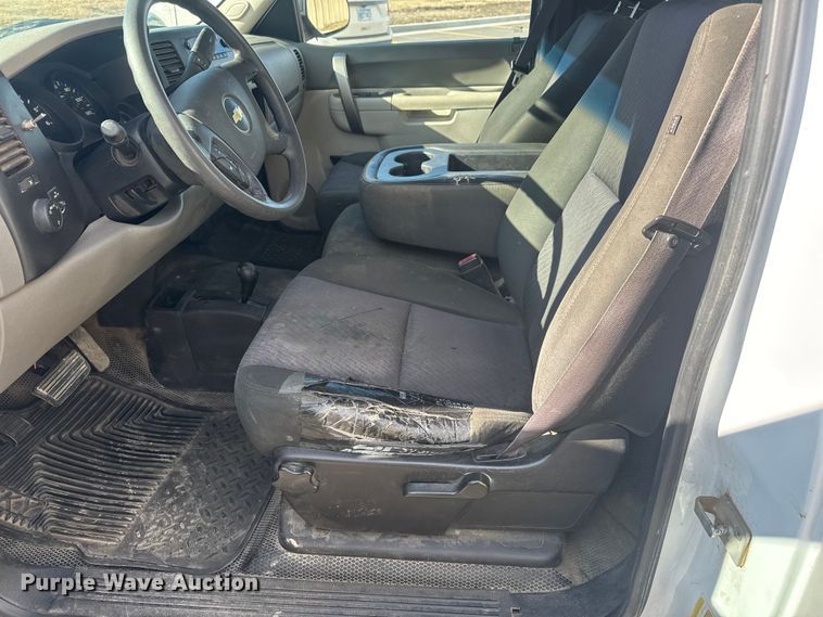 image for item ET1566 2012 Chevrolet Silverado 1500 flatbed pickup truck