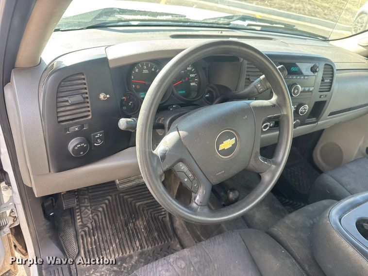 image for item ET1566 2012 Chevrolet Silverado 1500 flatbed pickup truck