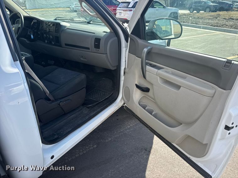 image for item ET1566 2012 Chevrolet Silverado 1500 flatbed pickup truck