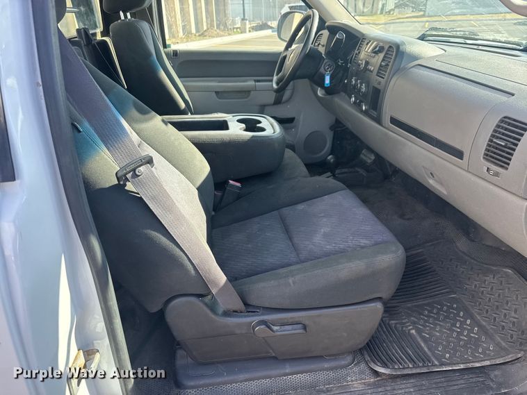 image for item ET1566 2012 Chevrolet Silverado 1500 flatbed pickup truck