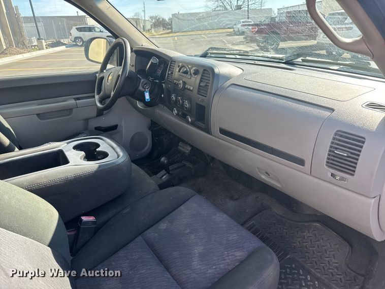 image for item ET1566 2012 Chevrolet Silverado 1500 flatbed pickup truck