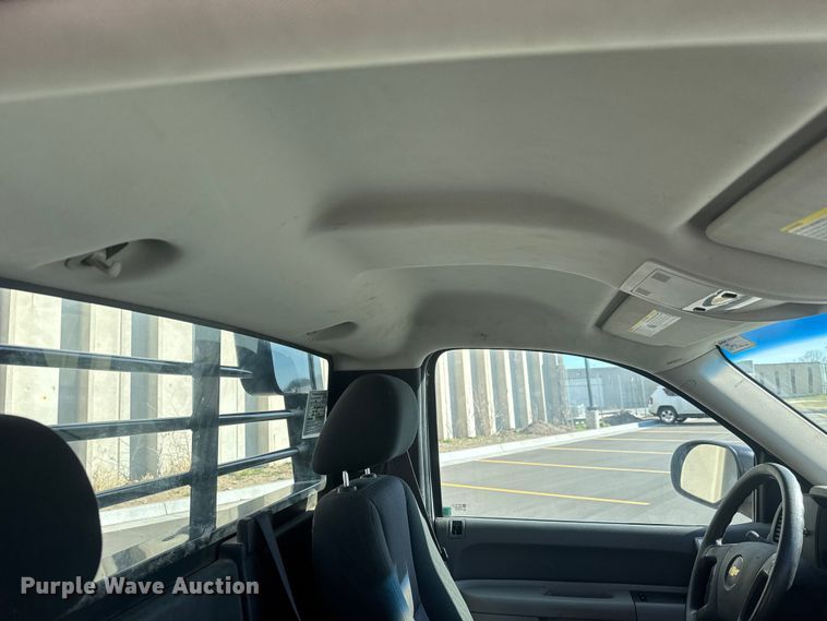 image for item ET1566 2012 Chevrolet Silverado 1500 flatbed pickup truck