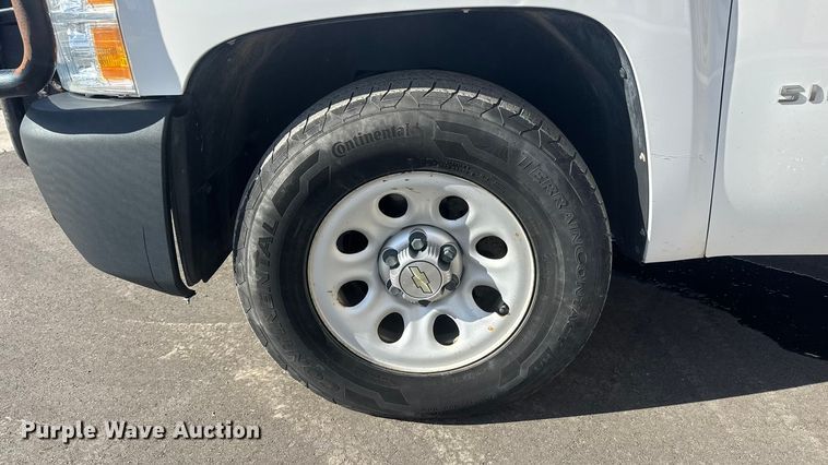 image for item ET1566 2012 Chevrolet Silverado 1500 flatbed pickup truck