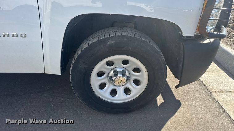 image for item ET1566 2012 Chevrolet Silverado 1500 flatbed pickup truck