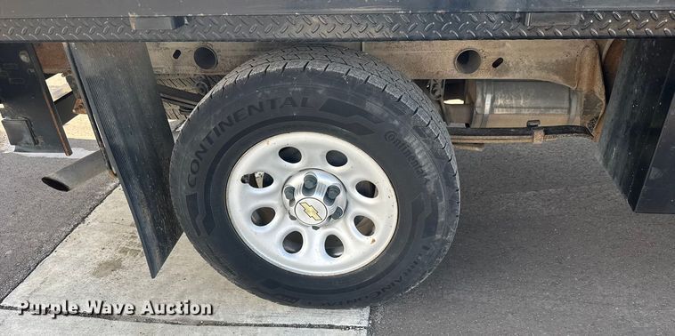 image for item ET1566 2012 Chevrolet Silverado 1500 flatbed pickup truck