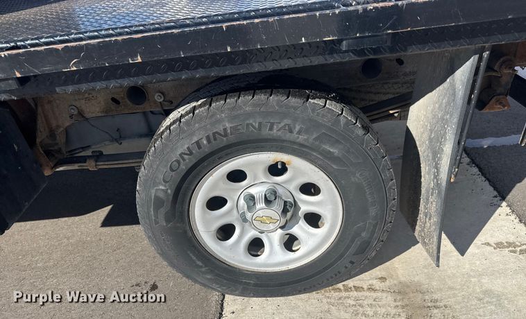 image for item ET1566 2012 Chevrolet Silverado 1500 flatbed pickup truck