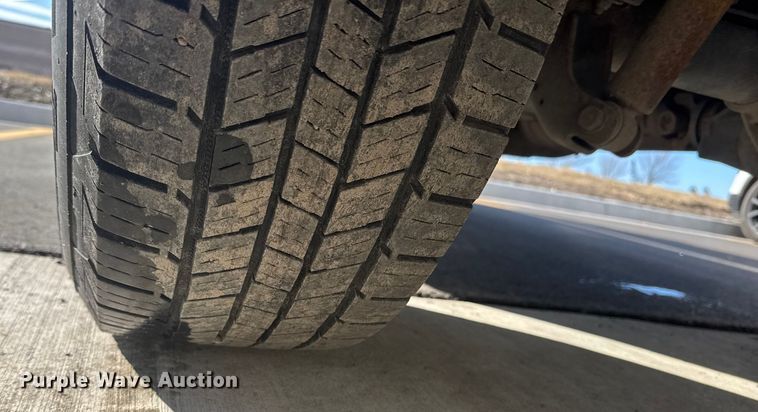 image for item ET1566 2012 Chevrolet Silverado 1500 flatbed pickup truck