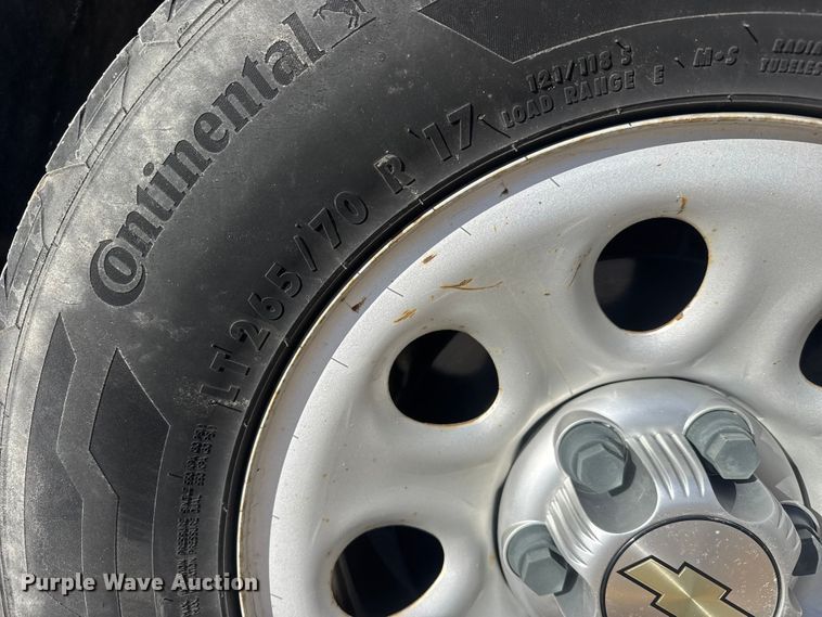 image for item ET1566 2012 Chevrolet Silverado 1500 flatbed pickup truck