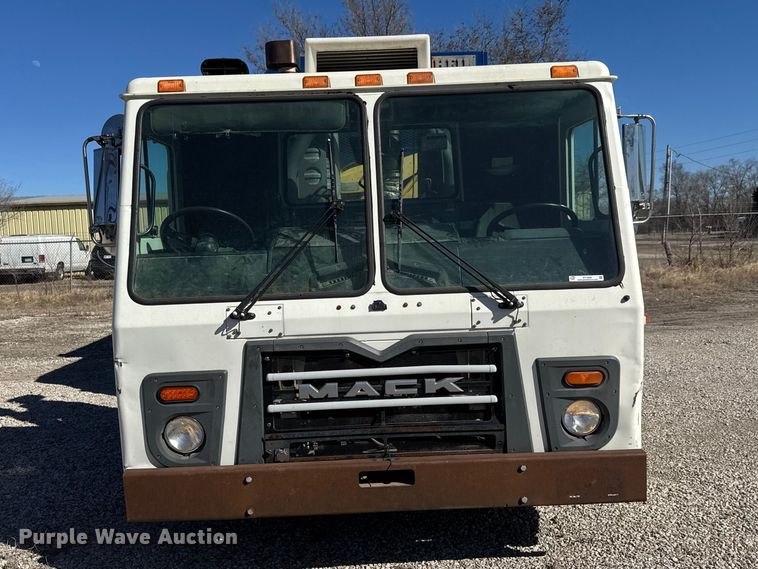 image for item ET1608 2013 Mack LE603 refuse truck