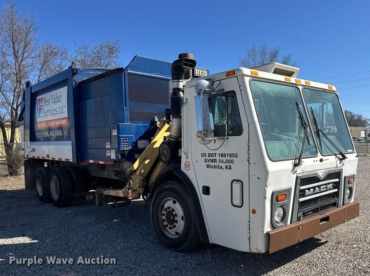 image for item ET1608 2013 Mack LE603 refuse truck