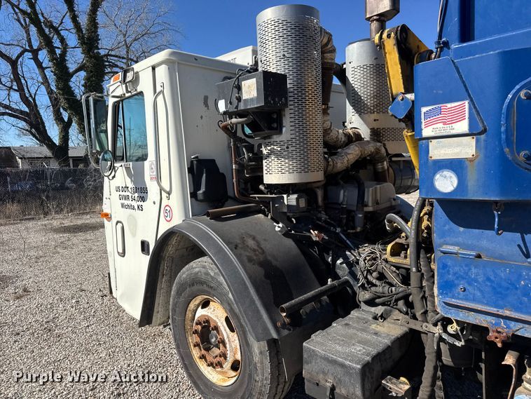 image for item ET1608 2013 Mack LE603 refuse truck