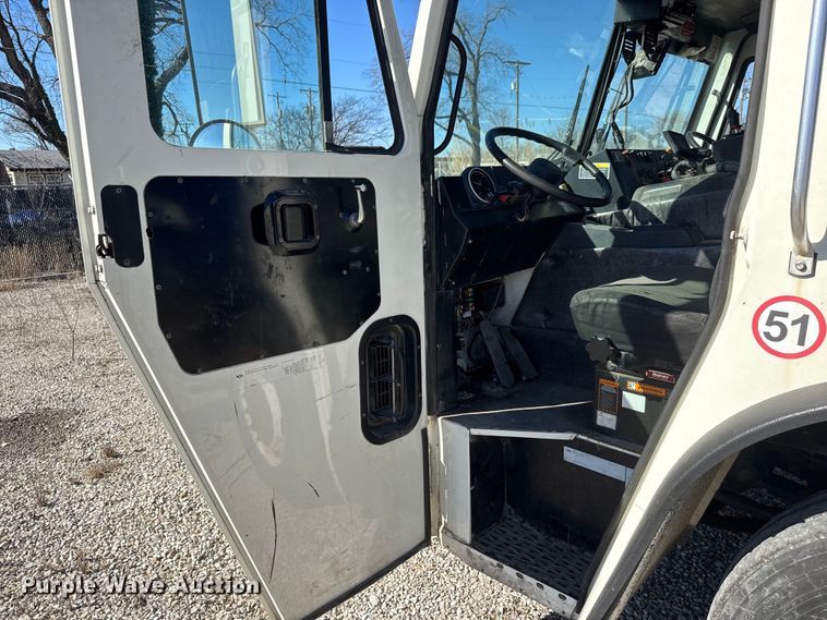 image for item ET1608 2013 Mack LE603 refuse truck