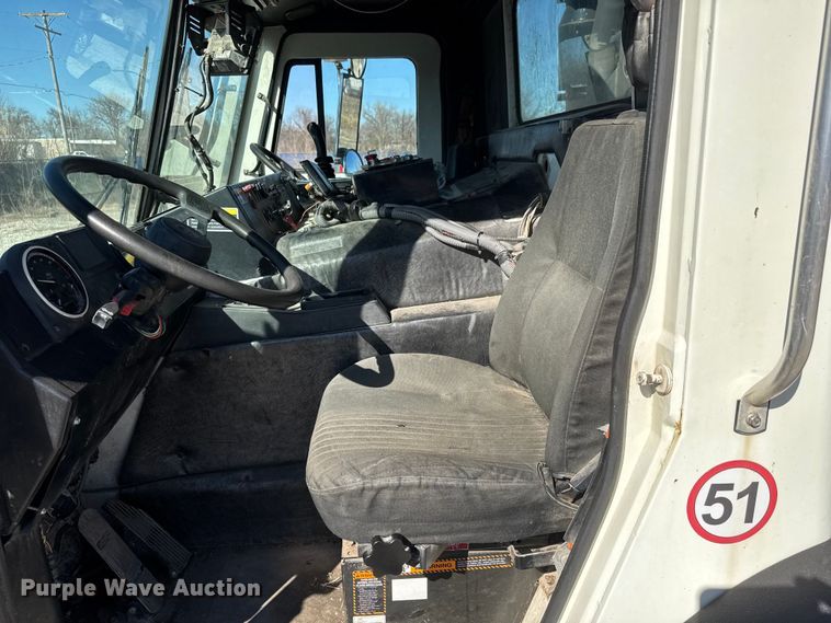 image for item ET1608 2013 Mack LE603 refuse truck