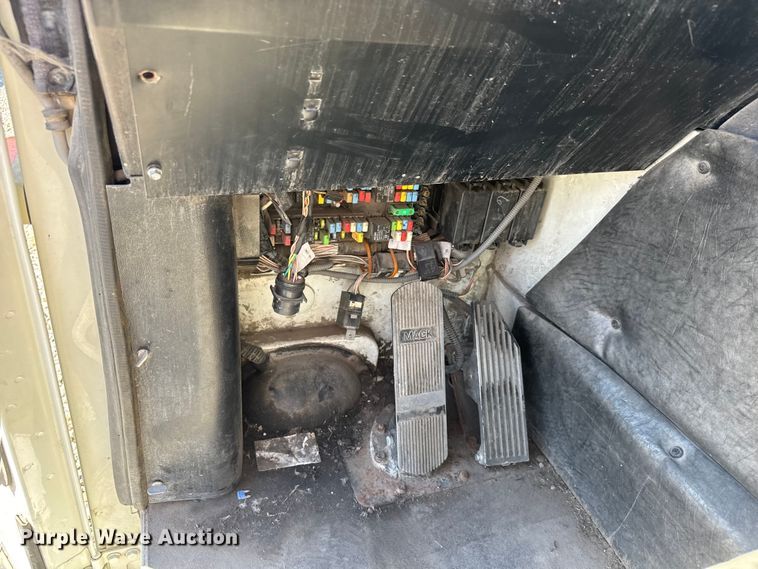 image for item ET1608 2013 Mack LE603 refuse truck