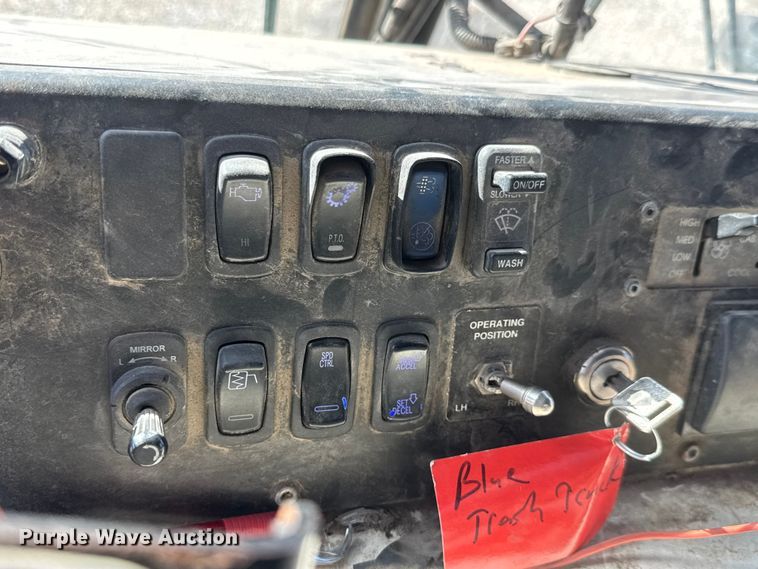 image for item ET1608 2013 Mack LE603 refuse truck