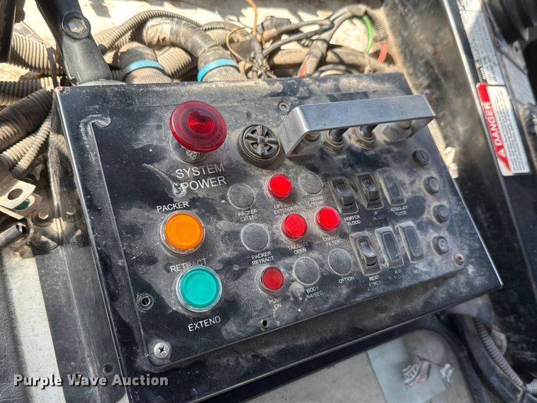 image for item ET1608 2013 Mack LE603 refuse truck