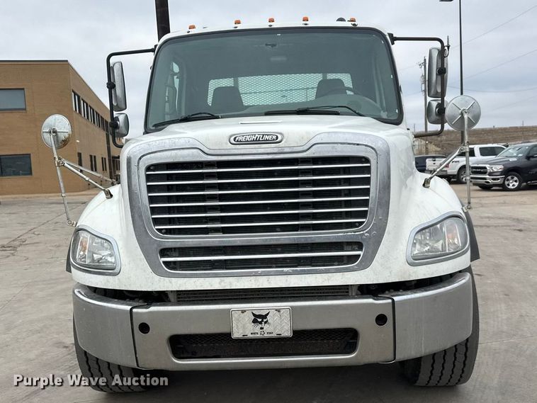 image for item ET1636 2009 Freightliner Business Class M2 rollback truck