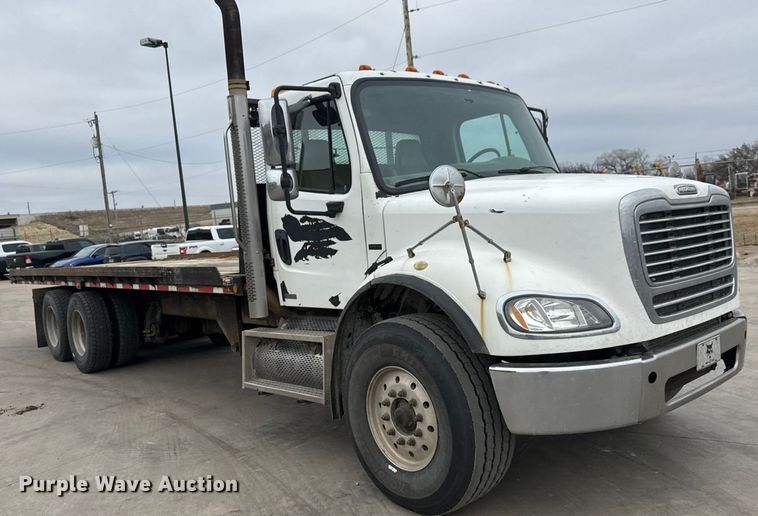 image for item ET1636 2009 Freightliner Business Class M2 rollback truck