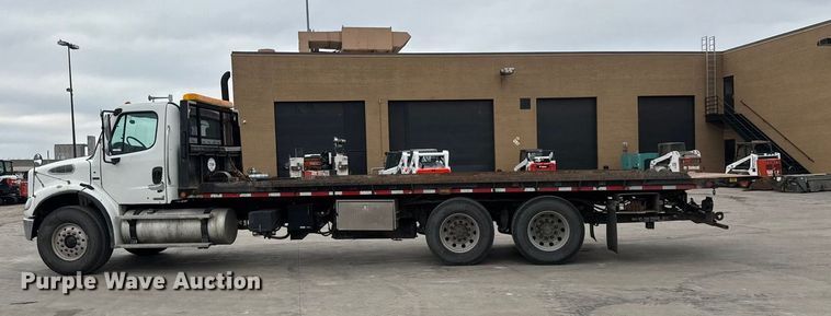 image for item ET1636 2009 Freightliner Business Class M2 rollback truck