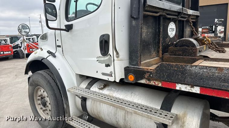 image for item ET1636 2009 Freightliner Business Class M2 rollback truck