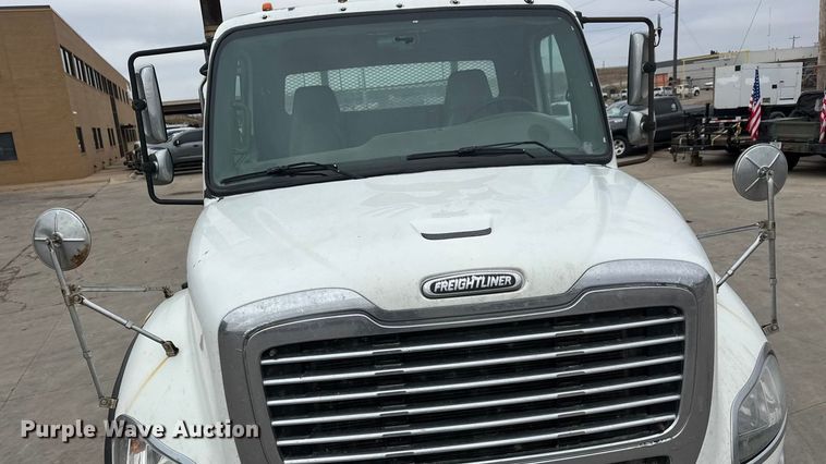 image for item ET1636 2009 Freightliner Business Class M2 rollback truck