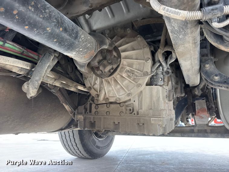 image for item ET1636 2009 Freightliner Business Class M2 rollback truck