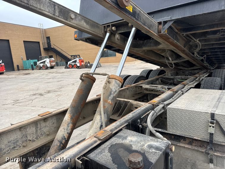 image for item ET1636 2009 Freightliner Business Class M2 rollback truck