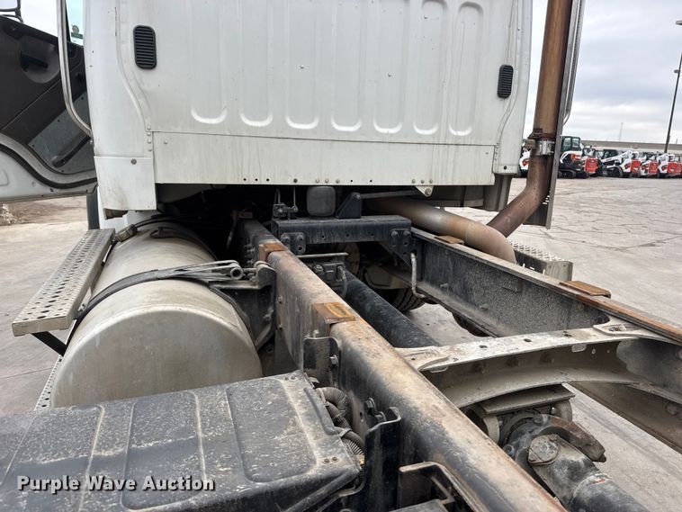 image for item ET1636 2009 Freightliner Business Class M2 rollback truck